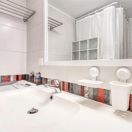 Modern 2-bedroom Apt, 200m From The Acropolis *